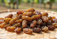 کشمش آفتابی چیست؟ ویژگی‌ها، روش تولید و کاربردها